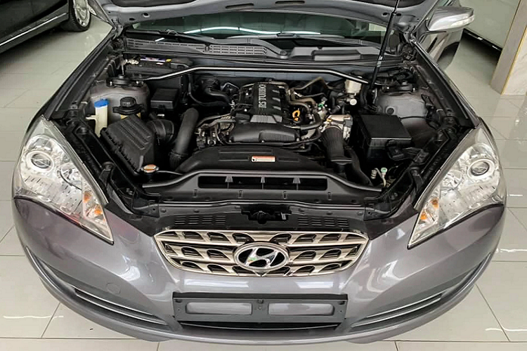 Vô lăng tích hợp lẫy chuyển số thể thao. Hàng ghế phía sau kiểu 2+2 thích hợp với trẻ nhỏ.