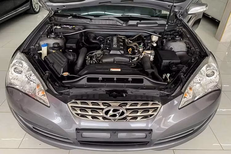 Vô lăng tích hợp lẫy chuyển số thể thao. Hàng ghế phía sau kiểu 2+2 thích hợp với trẻ nhỏ.