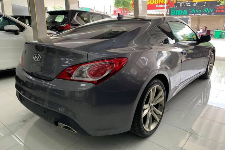 Trên thực tế, ở thời điểm hiện tại rất khó để có thể tìm kiếm một chiếc Hyundai Genesis Coupe đời 2009 – 2010 còn “zin” vì đa số dòng xe này được các dân chơi độ đẻo rất nhiều. Đa số là độ ngoại thất với bodykit hay cánh gió thể thao hay “chơi lớn” hơn là bộ cửa cắt kéo huyền thoại...