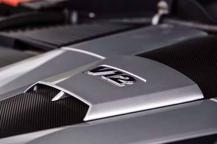 Ở khu vực hành khách phía sau, toàn bộ phần mui xe được làm bằng vải và có thể tự động đóng/mở thông qua một nút bấm. Điều này sẽ giúp hành khách có được trải nghiệm thú vị và độc đáo, mang tới cảm giác gần gũi với thiên nhiên, điều vốn chỉ có trên những mẫu xe mui trần.