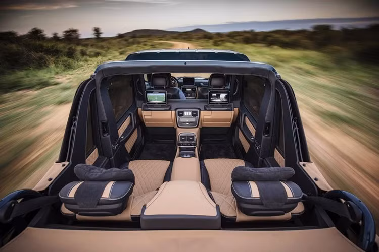 Cụ thể, Mercedes-Maybach G650 Landaulet có chiều dài tổng thể lên tới 5,35 m và chiều dài cơ sở đạt 3,43 m, khoảng sáng gầm 50 cm và chiều cao 2,2 m.