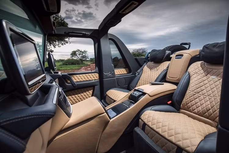 Ở phần ngoại hình, Mercedes-Maybach G650 Landaulet không có quá nhiều sự khác biệt so với nguyên mẫu G65, ngoại trừ việc thiết kế phần mui sau khác lạ và chiều dài của xe đã được gia tăng đáng kể.