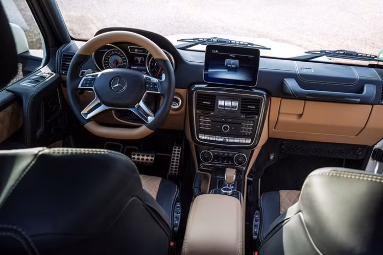 Mercedes-Maybach G650 Landaulet được định hướng là một mẫu SUV sang trọng và đẳng cấp. Chính vì vậy, mẫu xe này được trang bị hàng ghế sau theo chuẩn thương gia với đầy đủ các tính năng từ massage/sưởi/làm mát, khoảng để chân rộng rãi, có thêm bệ bước chân bên ngoài điều khiển bằng điện, màn hình giải trí 10 inch và một vách ngăn riêng tư với hàng ghế trước.