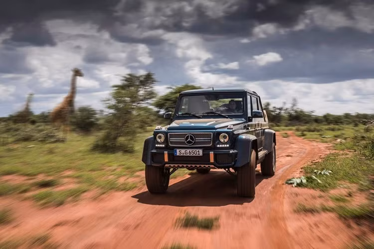 Không chỉ mang tới sự sang trọng, Mercedes-Maybach G650 Landaulet còn sở hữu khả năng vận hành đỉnh cao với đầy đủ trang bị về địa hình. Bên cạnh đó, uy lực của mẫu xe này còn đến từ khối động cơ V12 6.0L tăng áp kép với mã hiệu M279, sản sinh công suất tối đa 621 mã lực và 1.000 Nm mô-men xoắn. Nhờ đó, xe có thể tăng tốc từ 0 - 100 km/h chỉ trong 6 giây, trước khi chạm ngưỡng tối đa 180 km/h.