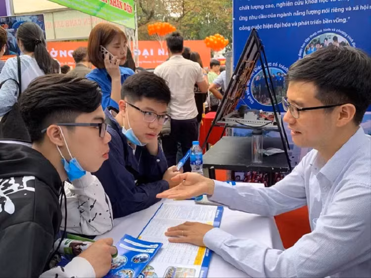 Tuyen sinh 2021: Van mat can doi nganh nghe