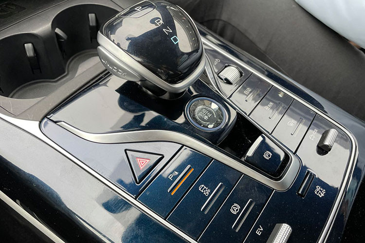 Mô tơ điện được kết hợp với công nghệ pin Blade mới của BYD và nó có sẵn ba biến thể cự li di chuyển theo NEDC gồm: 400 km, 500 km và 600 km.