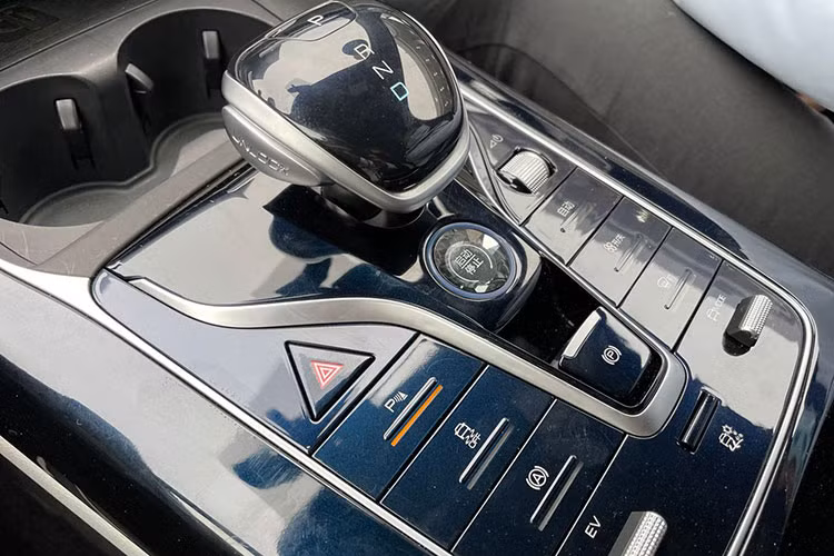 Mô tơ điện được kết hợp với công nghệ pin Blade mới của BYD và nó có sẵn ba biến thể cự li di chuyển theo NEDC gồm: 400 km, 500 km và 600 km.