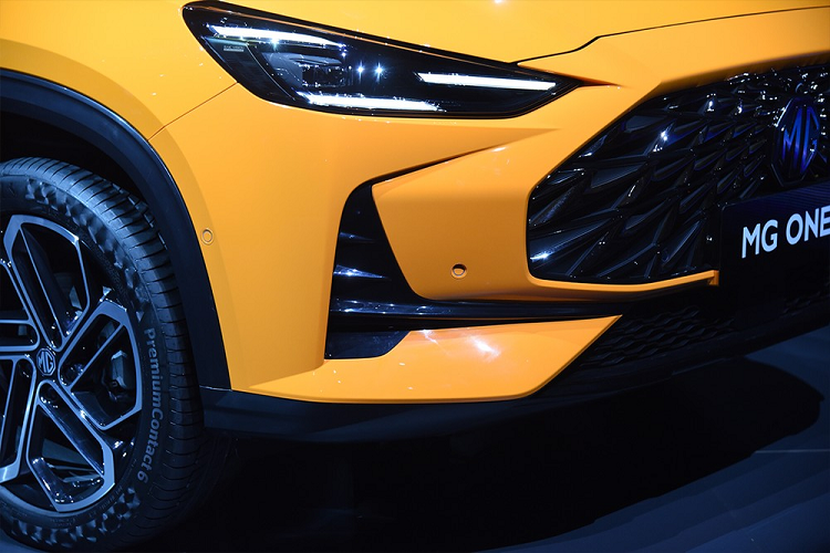 Tương tự mẫu sedan cỡ C MG5 sắp ra mắt thị trường Việt Nam trong năm nay, mẫu SUV này cũng được áp dụng ngôn ngữ thiết kế thứ ba mới nhất của thương hiệu MG. Điều này được thể hiện rõ qua thiết kế đầu xe dốc dần xuống dưới, gợi liên tưởng đến hình ảnh "cá mập săn mồi".