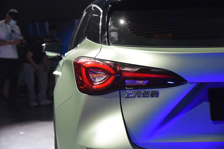 Bên sườn, MG One được trang bị nóc dốc dần về phía sau theo phong cách xe coupe. Ngoài ra, xe còn có nẹp mạ crôm kéo dài từ cột A đến cột D, ôm lấy nóc và baga màu bạc. Vòng ra phía sau, chúng ta sẽ thấy cụm đèn hậu đèn hậu mới, 2 đầu ống xả giả hình chữ nhật, cản sau được thiết kế như bộ khuếch tán gió và cánh gió mui chia đôi theo phong cách xe đua.