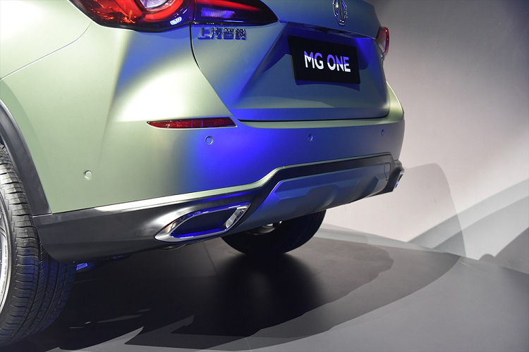 Khi có mặt trên thị trường, MG One sẽ có 2 phong cách thiết kế là α (Alpha) và β (Beta). Với phong cách thiết kế β, xe sẽ dùng lưới tản nhiệt trên đầu xe màu đen, kéo dài sang khe gió hai bên và bộ vành 5 chấu hình ngôi sao. Trong khi đó, phong cách thiết kế α mang đến mắt lưới tản nhiệt mạ crôm và bộ vành 5 chấu hình bông hoa cho mẫu SUV cỡ C này.