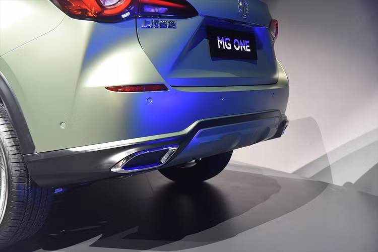 Khi có mặt trên thị trường, MG One sẽ có 2 phong cách thiết kế là α (Alpha) và β (Beta). Với phong cách thiết kế β, xe sẽ dùng lưới tản nhiệt trên đầu xe màu đen, kéo dài sang khe gió hai bên và bộ vành 5 chấu hình ngôi sao. Trong khi đó, phong cách thiết kế α mang đến mắt lưới tản nhiệt mạ crôm và bộ vành 5 chấu hình bông hoa cho mẫu SUV cỡ C này.