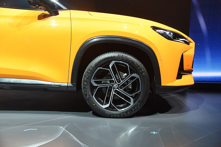 Nằm bên dưới nắp ca-pô của MG One là khối động cơ xăng 4 xi-lanh, tăng áp, dung tích 1.5L với công suất tối đa 181 mã lực. Nhờ đó, xe có thể đạt vận tốc tối đa 195 km/h. Đặc biệt, MG One còn có công nghệ hỗ trợ lái xe bán tự động.