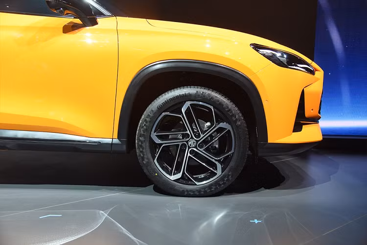 Nằm bên dưới nắp ca-pô của MG One là khối động cơ xăng 4 xi-lanh, tăng áp, dung tích 1.5L với công suất tối đa 181 mã lực. Nhờ đó, xe có thể đạt vận tốc tối đa 195 km/h. Đặc biệt, MG One còn có công nghệ hỗ trợ lái xe bán tự động.