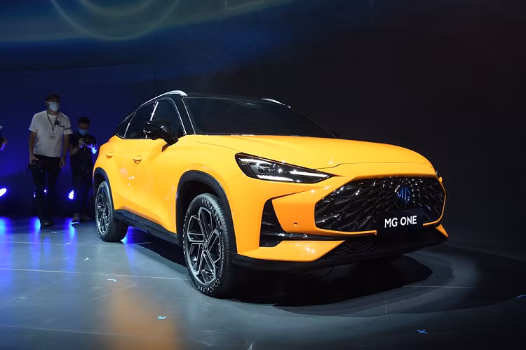 Đúng như thông tin từ trước đó, vào hôm 30/7/2021 vừa qua, hãng MG đã chính thức ra mắt mẫu SUV cỡ nhỏ hoàn toàn mới mang tên One tại thị trường Trung Quốc. Tuy ra mắt tại quốc gia tỷ dân này nhưng MG One 2021 mới được khẳng định là xe dành cho thị trường toàn cầu. Ngoài Trung Quốc, mẫu SUV này còn được lắp ráp cả ở Ấn Độ.