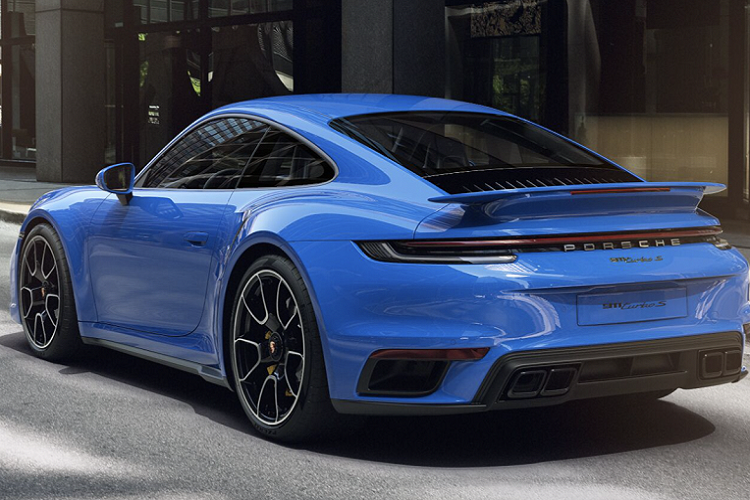 Porsche 911 Turbo S thế hệ mới cũng được trang bị hệ thống quản lý hệ thống treo chủ động (Porsche Active Suspension Management) và hệ thống ống xả thể thao. Bên trong, nội thất xr cũng được bọc hoàn toàn bằng da và ốp sợi carbon màu bạc. Ghế thể thao chỉnh điện 18 hướng và màn hình cảm ứng trung tâm PCM có kích thước 10,9 inch...