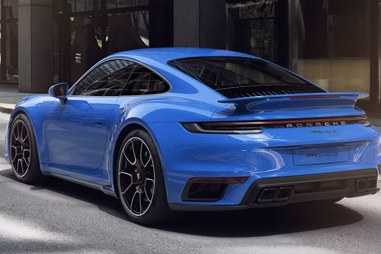 Porsche 911 Turbo S thế hệ mới cũng được trang bị hệ thống quản lý hệ thống treo chủ động (Porsche Active Suspension Management) và hệ thống ống xả thể thao. Bên trong, nội thất xr cũng được bọc hoàn toàn bằng da và ốp sợi carbon màu bạc. Ghế thể thao chỉnh điện 18 hướng và màn hình cảm ứng trung tâm PCM có kích thước 10,9 inch...