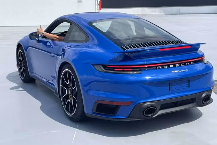 Dù là bản coupe hay convertible, 911 Turbo S 992 đều được cung cấp động cơ 3.8L, 6 xy-lanh tăng áp kép, sản sinh công suất tối đa 640 mã lực, tăng 60 mã lực so với phiên bản tiền nhiệm và mô-men xoắn cực đại 800 Nm, tăng 50 Nm.