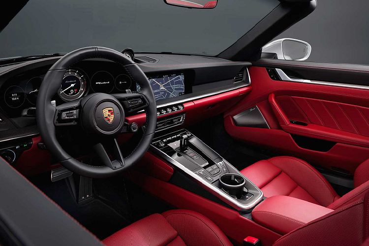 Với việc gia tăng sức mạnh động cơ này, mẫu 911 Turbo S 2021 có thể hoàn thành cú tăng tốc nước rút 0-96 km/h chỉ trong vòng 2,6 giây với bản coupe. Phiên bản cabriolet chậm hơn 0,1 giây (mất 2,7 giây để tăng tốc từ 0-96 km/h), nhưng tốc độ tối đa của cả hai phiên bản đều được giới hạn ở mức 330 km/h. Cả hai phiên bản đều được trang bị dệ dẫn động 2 cầu và hộp số PDK 8 cấp.