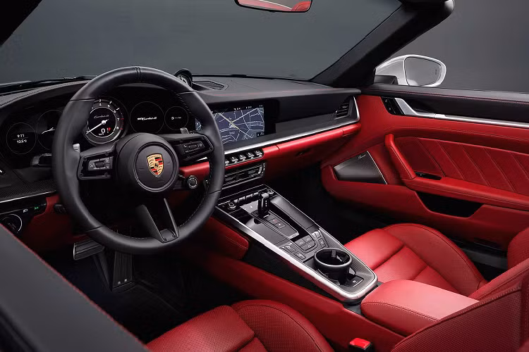 Với việc gia tăng sức mạnh động cơ này, mẫu 911 Turbo S 2021 có thể hoàn thành cú tăng tốc nước rút 0-96 km/h chỉ trong vòng 2,6 giây với bản coupe. Phiên bản cabriolet chậm hơn 0,1 giây (mất 2,7 giây để tăng tốc từ 0-96 km/h), nhưng tốc độ tối đa của cả hai phiên bản đều được giới hạn ở mức 330 km/h. Cả hai phiên bản đều được trang bị dệ dẫn động 2 cầu và hộp số PDK 8 cấp.