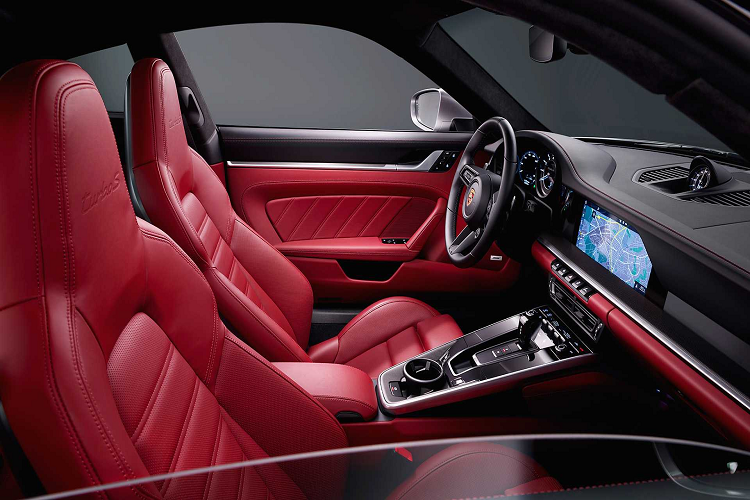 Ngoài việc nâng cấp sức mạnh động cơ, chiều rộng tổng thể lẫn chiều dài cơ sở trên 911 Turbo S 2021 đều lớn hơn nhằm cải thiện động năng lái. Xe được trang bị cánh gió sau lớn hơn giúp tăng lực ép xuống đường khi xe chạy ở tốc độ cao. Ngoài ra, xe vẫn được trang bị hệ thống kiểm soát khung gầm chủ động của Porsche, hệ thống đánh lái cầu sau và phanh composite bằng gốm như phiên bản tiền nhiệm.