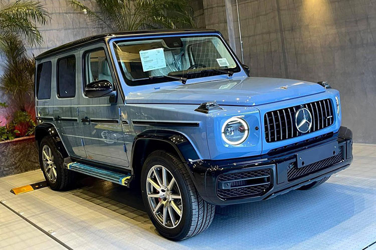 Thế hệ thứ 2 của dòng G-Class được ra mắt vào năm 2018 với các phiên bản động cơ diesel (G 350 d, G 400 d) và động cơ xăng (G 350, G 500 và G 63). Tại Việt Nam, giá xe Mercedes-AMG G63 có mức giá công bố 10,95 tỷ đồng. Đây là một trong những dòng xe thể thao AMG thành công và được nhập khẩu cả chính hãng lẫn tư nhân.