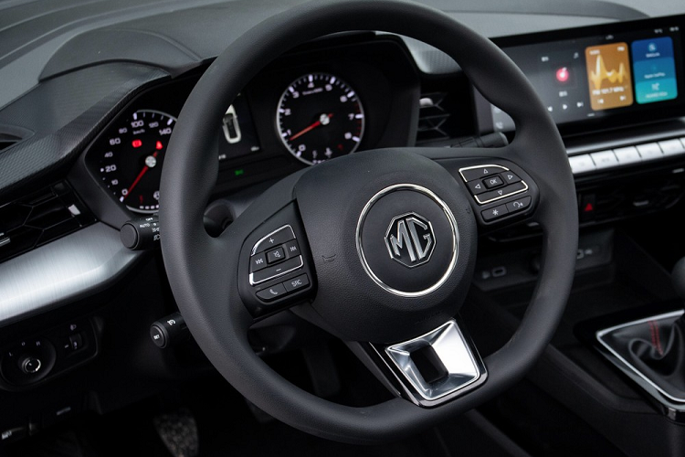 Không giống như ZS và HS hiện đang bán tại Việt Nam, MG5 2021 được áp dụng ngôn ngữ thiết kế thế hệ thứ 3 của thương hiệu MG. Riêng đầu xe của mẫu sedan cỡ C này được thiết kế theo phong cách "cá mập săn mồi" và gợi liên tưởng đến ô tô hạng sang Maserati.