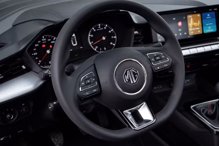 Không giống như ZS và HS hiện đang bán tại Việt Nam, MG5 2021 được áp dụng ngôn ngữ thiết kế thế hệ thứ 3 của thương hiệu MG. Riêng đầu xe của mẫu sedan cỡ C này được thiết kế theo phong cách "cá mập săn mồi" và gợi liên tưởng đến ô tô hạng sang Maserati.