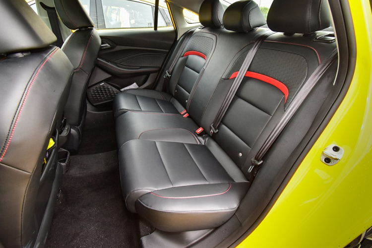 Bên trong MG5 2021 tại thị trường Trung Quốc có những trang bị đáng chú ý như vô lăng vát đáy tích hợp phím chức năng, màn hình thông tin giải trí 10,25 inch nằm độc lập trên mặt táp-lô và bảng đồng hồ kỹ thuật số. Thêm vào đó là camera lùi, cửa sổ trời và tính năng mở cửa không cần chìa khóa.