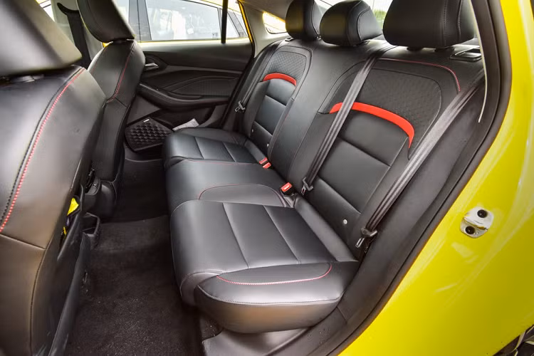 Bên trong MG5 2021 tại thị trường Trung Quốc có những trang bị đáng chú ý như vô lăng vát đáy tích hợp phím chức năng, màn hình thông tin giải trí 10,25 inch nằm độc lập trên mặt táp-lô và bảng đồng hồ kỹ thuật số. Thêm vào đó là camera lùi, cửa sổ trời và tính năng mở cửa không cần chìa khóa.