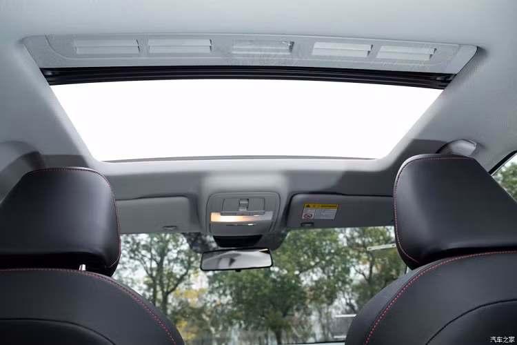 Nhìn chung, thiết kế ngoại thất của mẫu xe này trông khá thể thao và trẻ trung, nhằm hướng tới những khách hàng trẻ tuổi. Tương tự như vậy, nội thất của MG5 2021 cũng được thiết kế theo hơi hướng thể thao với các màu sắc tương phản.