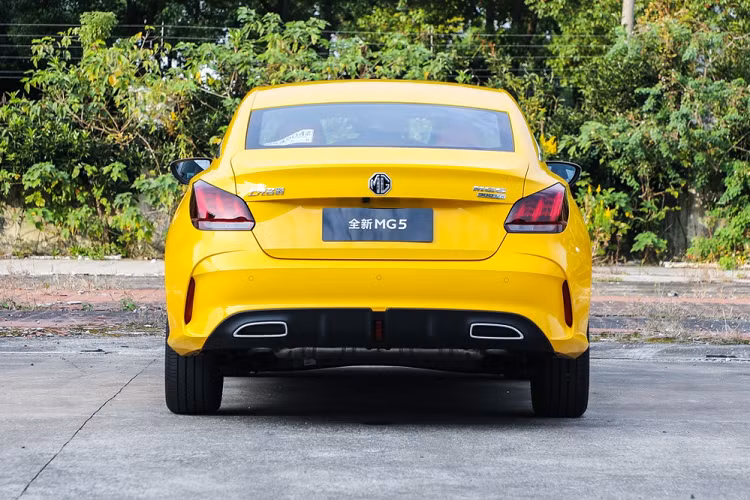 Thứ hai là động cơ xăng tăng áp, dung tích 1.5L, tạo ra công suất tối đa 173 mã lực. Động cơ kết hợp với hộp số sàn 5 cấp, hộp số biến thiên vô cấp CVT giả lập 8 cấp hoặc hộp số tự động ly hợp kép 7 cấp.