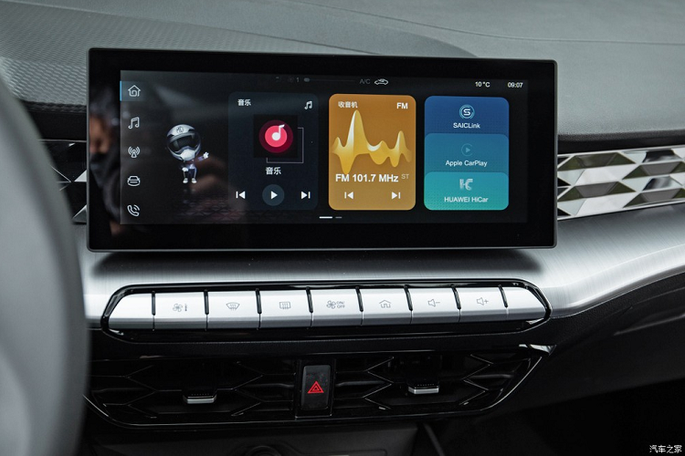 Vòng sang bên sườn, chúng ta sẽ thấy thiết kế nóc dốc về phía sau. Tại thị trường Trung Quốc, mẫu xe này có 2 loại vành la-zăng với đường kính 16 inch và 17 inch. Đằng sau, MG5 2021 được trang bị cụm đèn hậu hình móng vuốt, cửa cốp sau tích hợp cánh gió nhỏ và bộ khuếch tán gió nằm giữa 2 ống xả.