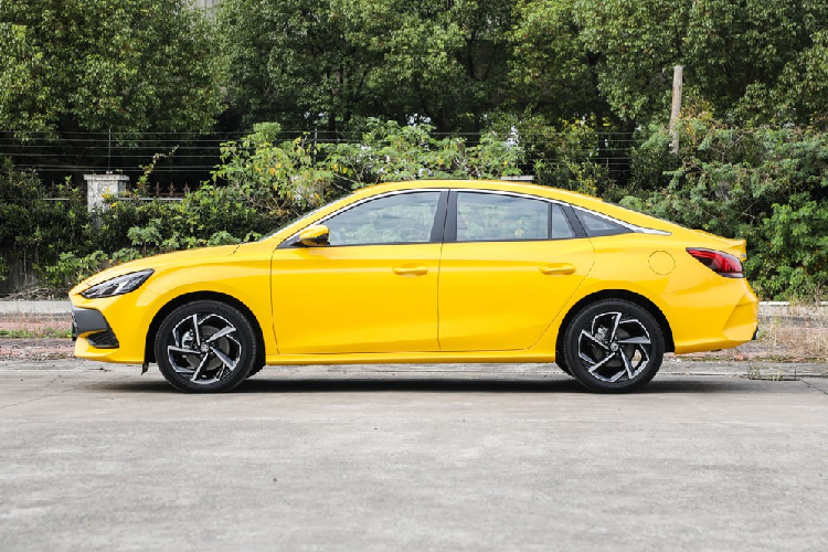 Trong khi đó, ở thị trường Trung Quốc, mẫu sedan cỡ C này có giá cực rẻ, dao động từ 67.900 - 104.900 Nhân dân tệ (khoảng 241 - 373 triệu đồng).