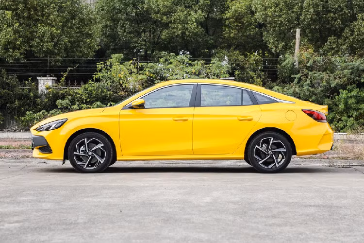 Trong khi đó, ở thị trường Trung Quốc, mẫu sedan cỡ C này có giá cực rẻ, dao động từ 67.900 - 104.900 Nhân dân tệ (khoảng 241 - 373 triệu đồng).