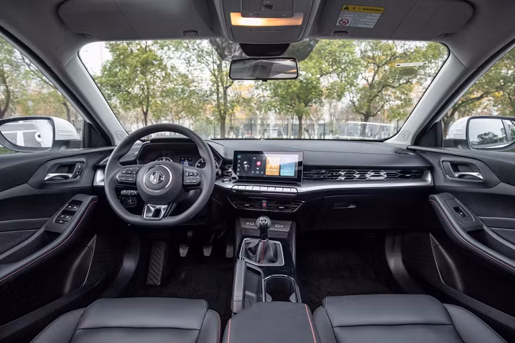 Hiện chưa rõ thông số cụ thể của MG5 2021 dành cho thị trường Việt Nam. Trong khi đó, ở thị trường Trung Quốc, MG5 phiên bản mới sở hữu chiều dài 4.675 mm, chiều rộng 1.842 mm, chiều cao 1.480 mm và chiều dài cơ sở 2.680 mm. So với những đối thủ như Honda Civic và Mazda3, mẫu sedan cỡ C này dài hơn, rộng hơn đồng thời cao hơn nhưng chiều dài cơ sở lại ngắn hơn.