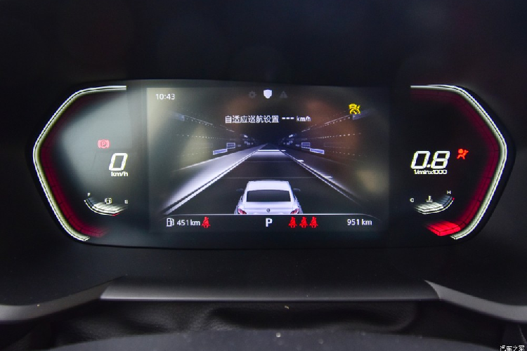 Cụ thể, trên đầu xe, MG5 2021 được trang bị lưới tản nhiệt cỡ lớn với logo của thương hiệu MG ở giữa. Thêm vào đó là cụm đèn pha LED sắc sảo tích hợp dải đèn LED định vị ban ngày và cản trước thể thao với 2 khe gió đi kèm viền màu đen bóng. Ngoài ra, nắp ca-pô và đầu xe của MG5 2021 còn được thiết kế dốc xuống dưới.