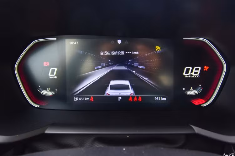 Cụ thể, trên đầu xe, MG5 2021 được trang bị lưới tản nhiệt cỡ lớn với logo của thương hiệu MG ở giữa. Thêm vào đó là cụm đèn pha LED sắc sảo tích hợp dải đèn LED định vị ban ngày và cản trước thể thao với 2 khe gió đi kèm viền màu đen bóng. Ngoài ra, nắp ca-pô và đầu xe của MG5 2021 còn được thiết kế dốc xuống dưới.