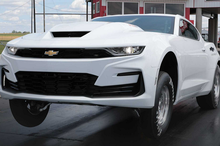 Dòng Chevrolet COPO Camaro 2022 mới có thêm tùy chọn động cơ phân khối lớn Big Block V8 trứ danh của thương hiệu với dung tích lên tới 9,4 lít và trong phiên bản này, thương hiệu Chevrolet sẽ sản xuất không giới hạn số lượng và sẵn sàng bán ra cho bất cứ ai có nhu cầu. Bên cạnh những nâng cấp về động cơ, phiên bản này cũng được sửa đổi một số chi tiết về thiết kế cũng như thẩm mỹ, từ đây đem lại mẫu xe hiện đại hơn so với thế hệ tiền nhiệm.
