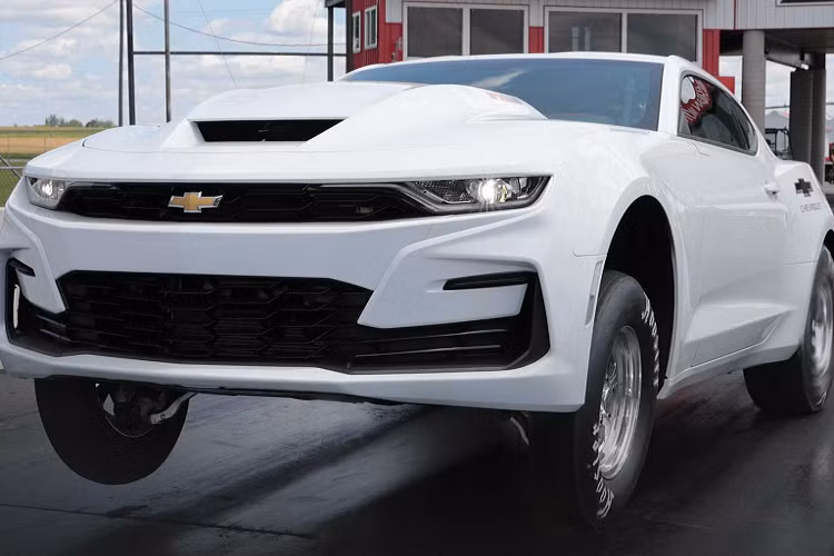 Dòng Chevrolet COPO Camaro 2022 mới có thêm tùy chọn động cơ phân khối lớn Big Block V8 trứ danh của thương hiệu với dung tích lên tới 9,4 lít và trong phiên bản này, thương hiệu Chevrolet sẽ sản xuất không giới hạn số lượng và sẵn sàng bán ra cho bất cứ ai có nhu cầu. Bên cạnh những nâng cấp về động cơ, phiên bản này cũng được sửa đổi một số chi tiết về thiết kế cũng như thẩm mỹ, từ đây đem lại mẫu xe hiện đại hơn so với thế hệ tiền nhiệm.