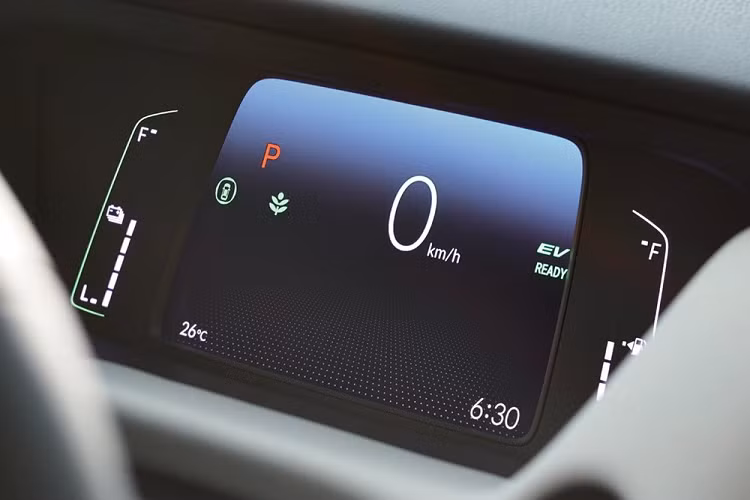 Về thiết kế, Honda Jazz 2021 dành cho Singapore không có gì khác so với xe ở Nhật Bản. Mẫu hatchback hạng B này cũng được áp dụng phong cách thiết kế mềm mại và tròn trịa hơn trước. Trên đầu xe, Honda Jazz 2021 có cụm đèn pha LED cỡ lớn hơn với bi cầu được bao quanh bằng dải đèn LED định vị ban ngày. Thêm vào đó là lưới tản nhiệt Solid Wing đơn giản hóa, hốc gió trung tâm hình thang và đèn sương mù hình tròn.