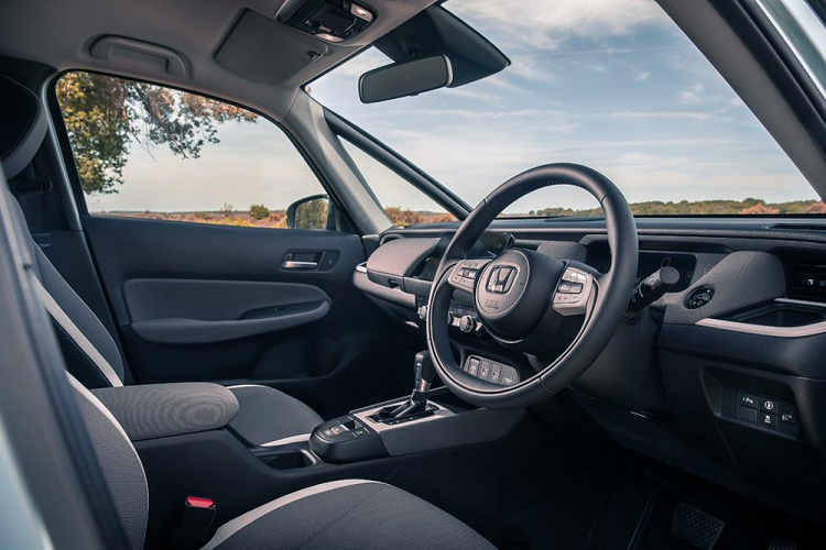 Riêng bản 1.5 Lux e: HEV sẽ có 3 chế độ lái là EV, Hybrid và Engine. Ở chế độ EV, cụm pin lithium-ion sẽ cung cấp năng lượng cho mô-tơ truyền động trực tiếp. Ở chế độ Hybrid, động cơ sẽ cung cấp năng lượng cho mô-tơ điện đóng vai trò là máy phát điện. Máy phát điện này sau đó sẽ cung cấp năng lượng cho mô-tơ truyền động. Ở chế độ Engine, động cơ sẽ kết nối trực tiếp với bánh xe thông qua bộ ly hợp khóa.