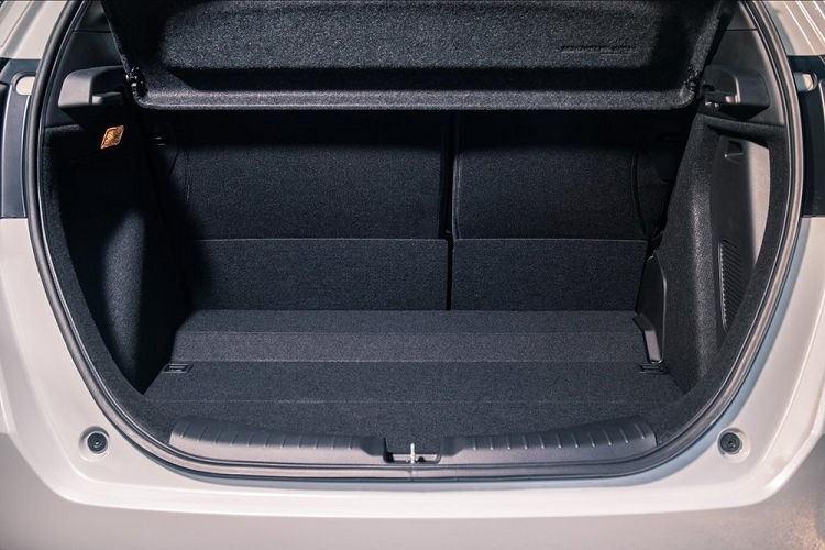 Cụ thể, xe được trang bị vô lăng 2 chấu, bảng đồng hồ kỹ thuật số toàn phần, mặt táp-lô bọc bằng chất liệu mềm mại và màn hình thông tin giải trí dạng cảm ứng với kích thước 9 inch, hỗ trợ Apple CarPlay cũng như Android Auto. Hãng Honda khẳng định Jazz 2021 có hệ thống thông tin giải trí hàng đầu phân khúc ở thị trường Singapore. Chưa hết, mẫu xe hatchback hạng B này còn giữ lại ghế Ultra Seat tiện dụng nổi tiếng của hãng Honda.