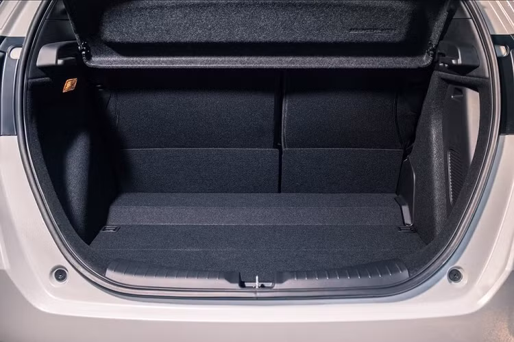 Cụ thể, xe được trang bị vô lăng 2 chấu, bảng đồng hồ kỹ thuật số toàn phần, mặt táp-lô bọc bằng chất liệu mềm mại và màn hình thông tin giải trí dạng cảm ứng với kích thước 9 inch, hỗ trợ Apple CarPlay cũng như Android Auto. Hãng Honda khẳng định Jazz 2021 có hệ thống thông tin giải trí hàng đầu phân khúc ở thị trường Singapore. Chưa hết, mẫu xe hatchback hạng B này còn giữ lại ghế Ultra Seat tiện dụng nổi tiếng của hãng Honda.