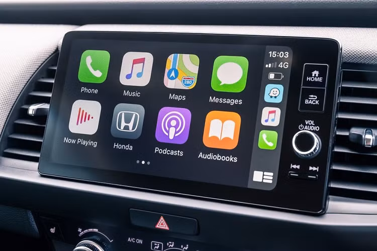 Tiếp đến là cần gạt nước giấu kín nhằm tăng tầm nhìn cho người ngồi trong xe, gương chiếu hậu mượt mà vừa giảm tiếng ồn vừa tăng hiệu suất khí động lực học, đường dập gân kéo dài từ chắn bùn trước đến đèn hậu, cột A mỏng hơn với độ dày giảm từ 116 mm xuống còn 55 mm, cụm đèn hậu nằm ngang mới với thiết kế mượt mà và cánh gió mui khá nhỏ. Bước sang thế hệ mới, Honda Jazz sở hữu chiều dài 3.995 mm, rộng 1694 mm, cao 1.539 mm và chiều dài cơ sở 2.530 mm. So với phiên bản cũ, mẫu xe này ngắn hơn và thấp hơn không đáng kể trong khi chiều dài cơ sở giữ nguyên. Bên trong Honda Jazz 2021 là không gian nội thất gợi liên tưởng đến ô tô điện nhưng khá thực dụng.