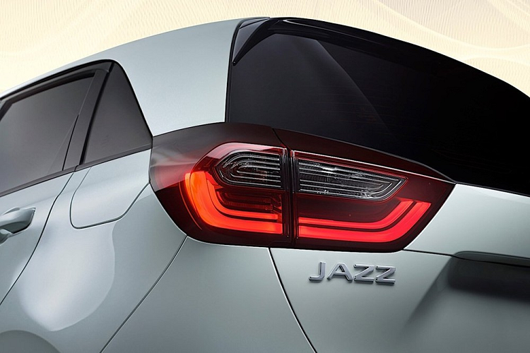 Nguồn cung cấp sức mạnh cho 2 bản 1.5 Base và 1.5 Home là động cơ xăng i-VTEC 4 xi-lanh, DOHC, dung tích 1.5L, sản sinh công suất tối đa 119 mã lực cùng mô-men xoắn cực đại 145 Nm. Trong khi đó, bản 1.5 Lux e: HEV lại được trang bị hệ truyền động hybrid i-MMD với 2 mô-tơ điện, kết nối cùng máy xăng i-VTEC 4 xi-lanh, DOHC, dung tích 1.5L và cụm pin lithium-ion. Hệ truyền động này tạo ra công suất tổng cộng 124 mã lực và mô-men xoắn cực đại 253 Nm.