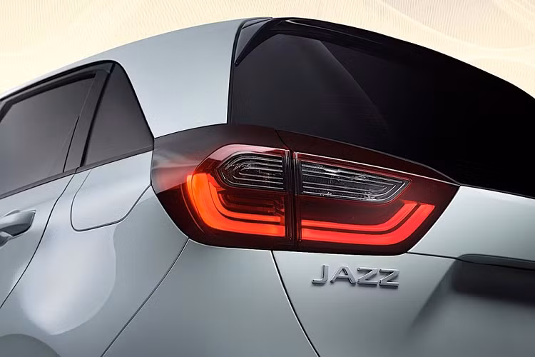 Nguồn cung cấp sức mạnh cho 2 bản 1.5 Base và 1.5 Home là động cơ xăng i-VTEC 4 xi-lanh, DOHC, dung tích 1.5L, sản sinh công suất tối đa 119 mã lực cùng mô-men xoắn cực đại 145 Nm. Trong khi đó, bản 1.5 Lux e: HEV lại được trang bị hệ truyền động hybrid i-MMD với 2 mô-tơ điện, kết nối cùng máy xăng i-VTEC 4 xi-lanh, DOHC, dung tích 1.5L và cụm pin lithium-ion. Hệ truyền động này tạo ra công suất tổng cộng 124 mã lực và mô-men xoắn cực đại 253 Nm.