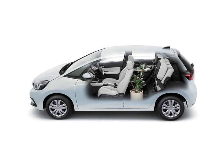 Ghế này có thể gập phẳng xuống sàn hoặc gập lên. Nếu ghế sau không gập xuống, Honda Jazz 2021 có thể tích khoang hành lý chỉ 298 lít. Con số tương ứng khi ghế sau gập xuống là 1.203 lít. Điểm nhấn còn lại của Honda Jazz 2021 ở thị trường Singapore là hệ thống an toàn nằm trong gói Honda Sensing. Theo đó, xe được trang bị hệ thống phanh giảm thiểu va chạm với khả năng phát hiện người đi bộ vào buổi tối ngay cả khi không có đèn đường. Ngoài ra, hệ thống này còn tự động phanh nếu Honda Jazz 2021 "tạt đầu" hoặc quay vào làn đường của một phương tiện đang đến gần.