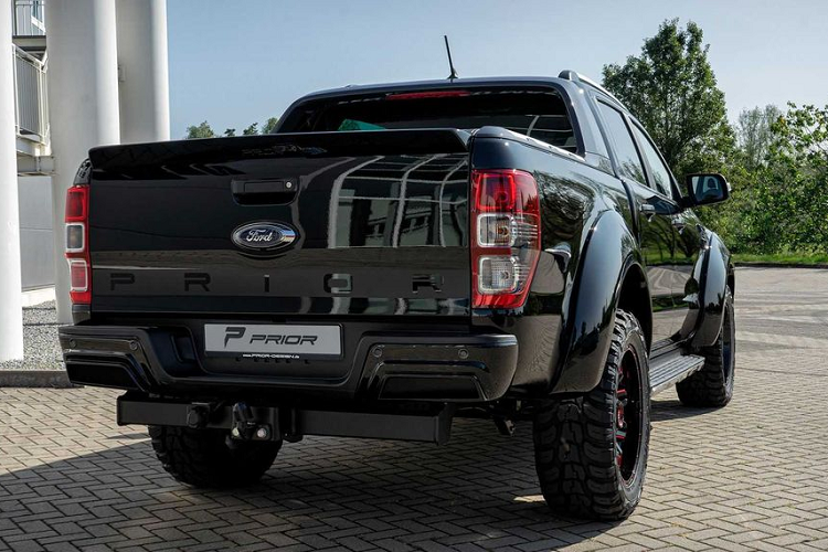 Ngoài nâng cấp ngoại hình, bản độ thân rộng Ford Ranger của Prior Design còn chú trọng tới tiện nghi của người sử dụng. Toàn bộ không gian xe giờ đây được bọc da cao cấp và Alcantara. Kết hợp với đó, nhiều chi tiết được ốp sợi carbon nhằm tăng tính thẩm mỹ. Theo tiết lộ từ Prior Design, tổng chi phí cho gói độ thân rộng trên Ford Ranger dao động trong khoảng 6.300 USD (khoảng 145 triệu đồng).