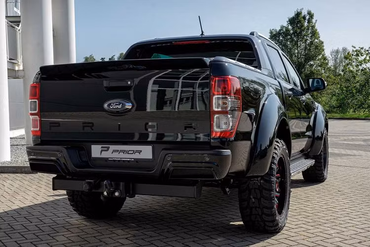 Ngoài nâng cấp ngoại hình, bản độ thân rộng Ford Ranger của Prior Design còn chú trọng tới tiện nghi của người sử dụng. Toàn bộ không gian xe giờ đây được bọc da cao cấp và Alcantara. Kết hợp với đó, nhiều chi tiết được ốp sợi carbon nhằm tăng tính thẩm mỹ. Theo tiết lộ từ Prior Design, tổng chi phí cho gói độ thân rộng trên Ford Ranger dao động trong khoảng 6.300 USD (khoảng 145 triệu đồng).