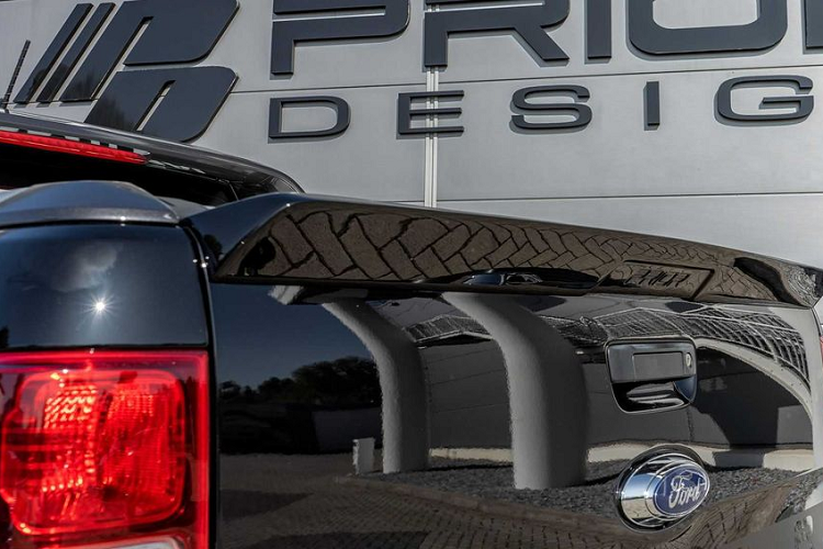 Đầu tiên, toàn bộ khu vực phía trước của bản độ được lấy cảm hứng từ phiên bản Raptor với mặt ca-lăng to bản kèm logo Prior. Thêm vào đó, khách hàng cũng có thể lựa chọn nâng cấp phần logo này từ nhựa lên carbon để gia tăng độ "chơi" cho xe.